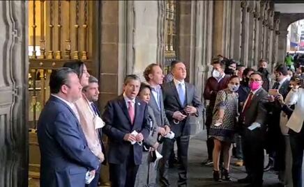 Arriban alcaldes al Antiguo Palacio de Ayuntamiento para reunión de cabildo con Sheinbaum