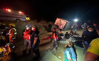 Vuelca autobús de personal en Los Cabos; accidente deja tres muertos y 17 lesionados