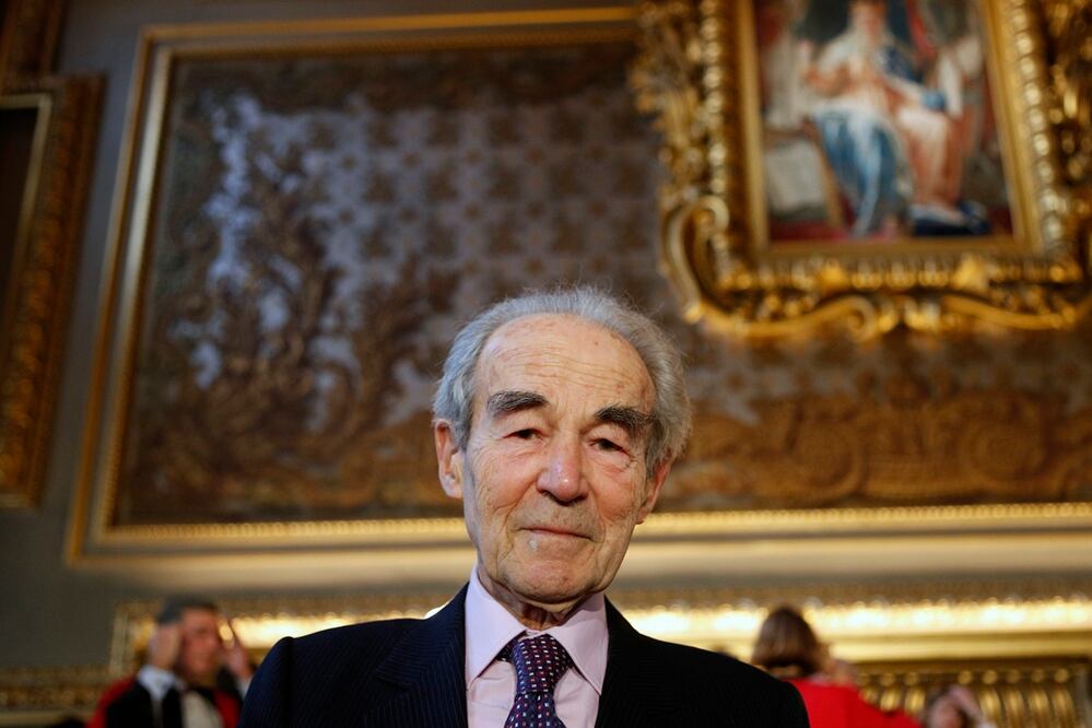 El exministro de Justicia francés Robert Badinter asiste a una ceremonia en la Cour de Cassation, el tribunal judicial más alto de Francia en el juzgado de París, en París, el15 de enero de 2018. Foto: AP