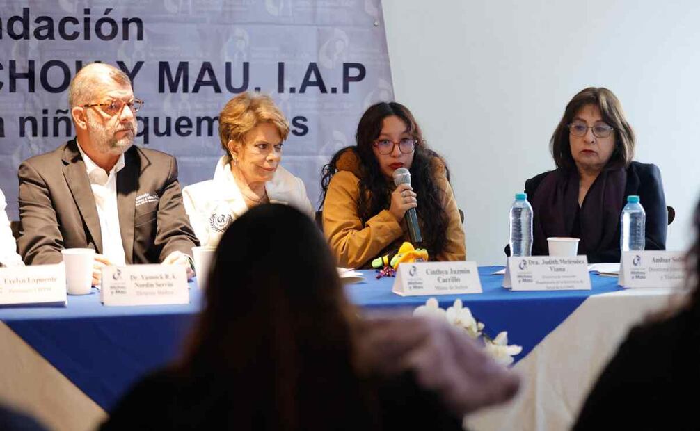 Cinthya Jazmín Carrillo, madre de Jazlyn Azuleth, menor lesionada en explosión de pipa en Iztapalapa, en conferencia de prensa este 24 de noviembre 2025/ Foto: Diego Simón. EL UNIVERSAL
