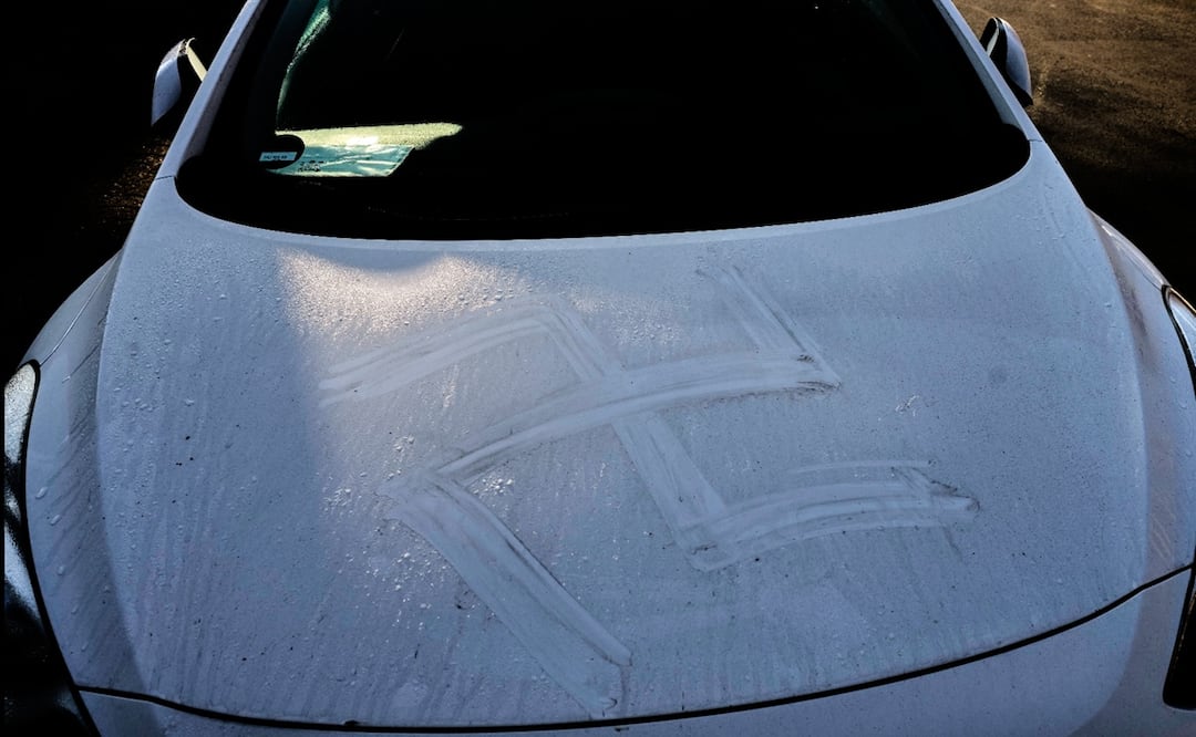 Un hombre rumano es sospechoso de pintar esvásticas con su propia sangre en docenas de autos, buzones y fachadas de edificios. Foto: AP