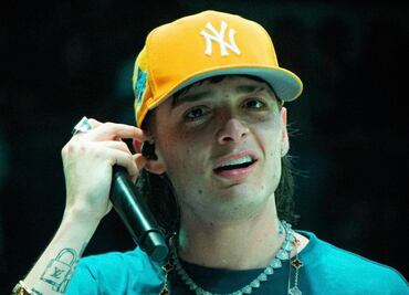 No sólo para la música: Peso Pluma presume habilidades en basquetbol