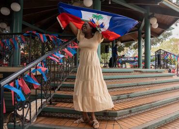 Haitianos arman fiesta en Tijuana; celebran el Día de la Bandera de Haití