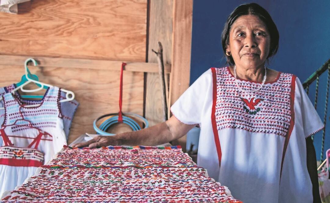 Los huipiles tienen motivos de animales y flores, también tienen un águila. Doña Simona, de 51 años de edad, elabora estas piezas desde que era niña. Foto: Juana García/ EL UNIVERSAL