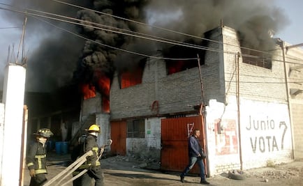 Bomberos sofocan incendio en comercializadora de grasas en Ecatepec