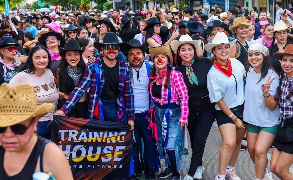 VaqueRun llena de sombreros las calles de Culiacán; familias disfrutan deporte y música.
Foto: Especial.