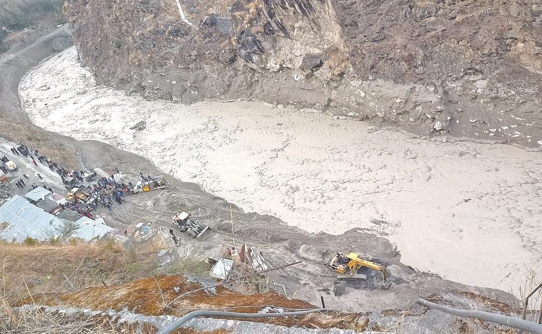 En India un glaciar se desprendió y cayó en un río, lo que provocó un enorme torrente. Foto: Arvind Moudgil. EFE