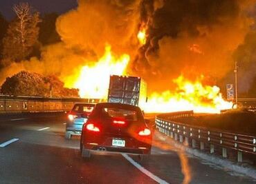 Vuelca y se incendia pipa de diésel en la autopista México-Puebla en Ixtapaluca; no se reportan heridos