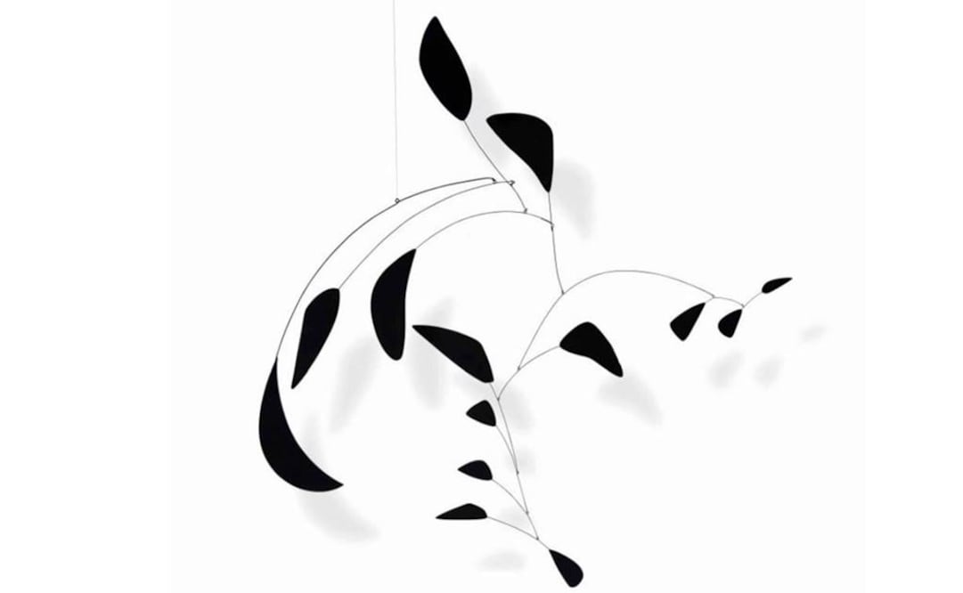 Ejecutada en 1941, esta escultura realizada con chapa, alambre y pintura representa un conjunto de hojas de metal articuladas bañado en color negro y unido por finos alambres delgados. (FOTO: Christie's)