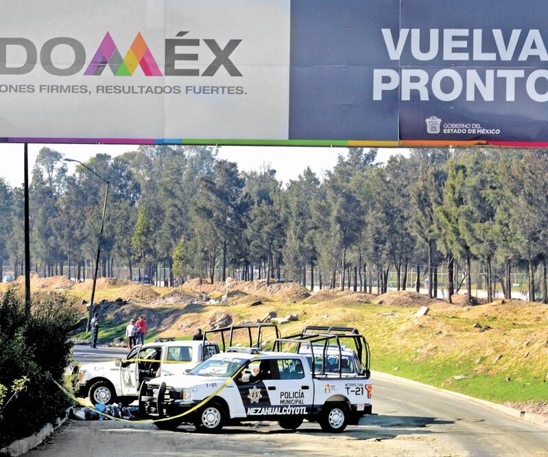 Escena del crimen. Policías de Nezahualcóyotl hallaron dos cadáveres envueltos en cobijas y bolsas de plástico en la colonia El Sol, en Periférico Oriente. ARMANDO MARTÍNEZ. EL UNIVERSAL