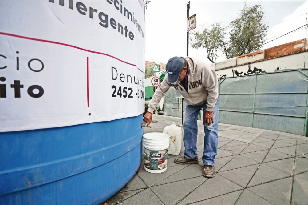 En el Jardín de Artes Gráficas se colocó uno de estos recipientes, pero toda la mañana de ayer no tuvo agua. Algunas personas iban y venían para ver si podían tener un poco de líquido, pero no lo consiguieron. (ALEJANDRA LEYVA. EL UNIVERSAL)