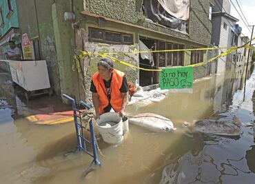 Lluvias dejan a vecinos entre aguas negras en Edomex
