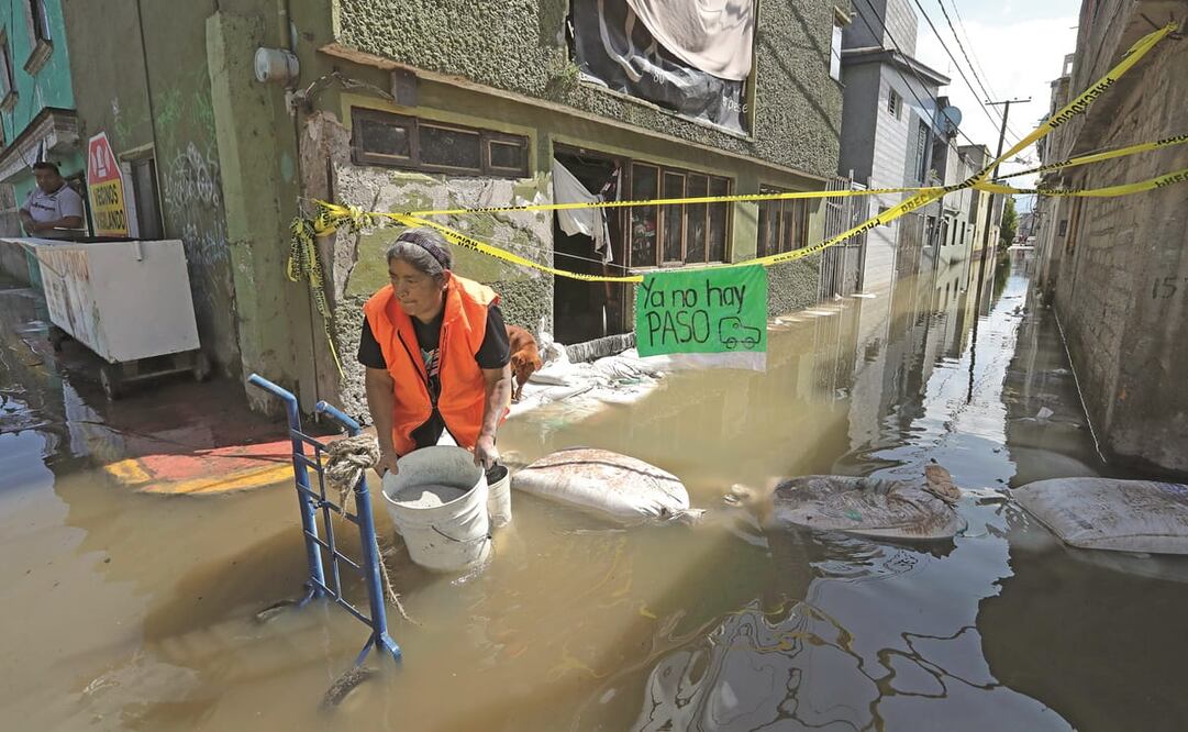 Debido a la cantidad de agua, las calles son intransitables. Los habitantes consideran que a la autoridad local no le importa el daño, pues cada año sufren la misma afectación. Foto: Jorge Alvarado. EL UNIVERSAL