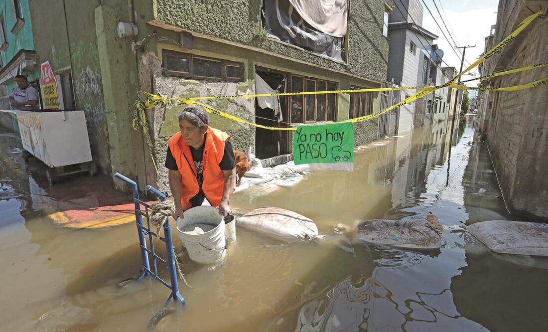 Debido a la cantidad de agua, las calles son intransitables. Los habitantes consideran que a la autoridad local no le importa el daño, pues cada año sufren la misma afectación. Foto: Jorge Alvarado. EL UNIVERSAL