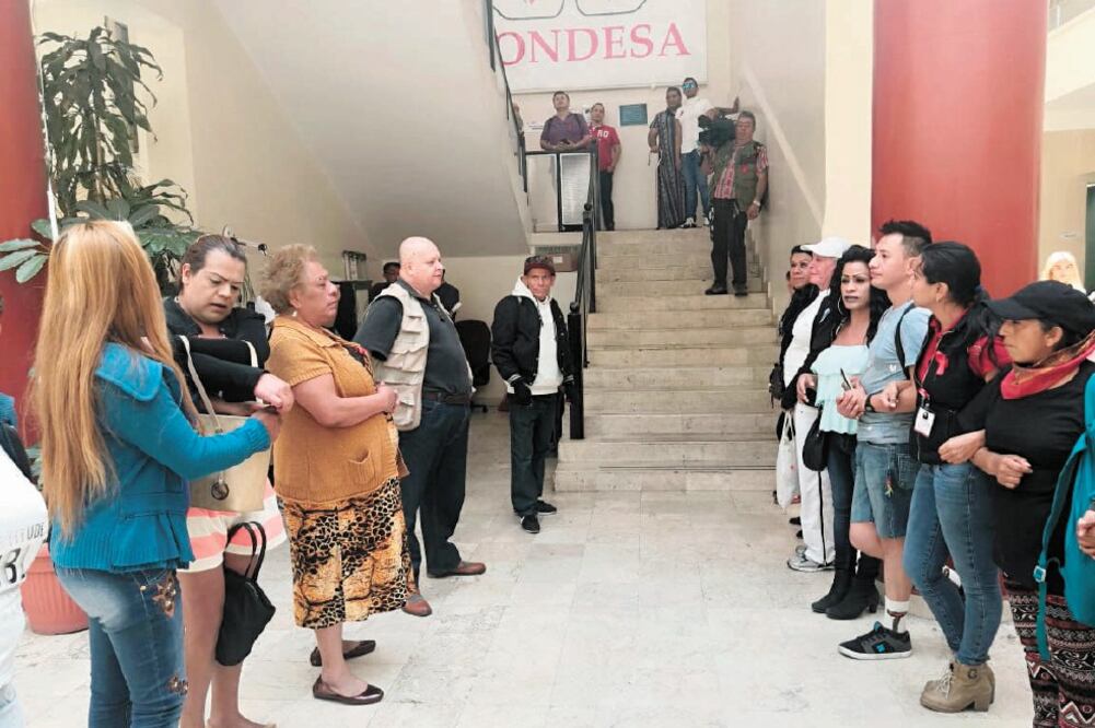 Simpatizantes de la actual directora de la Clínica Especializada Condesa, Andrea González, hicieron una valla para que pudiera ingresar. Foto: EDUARDO HERNÁNDEZ