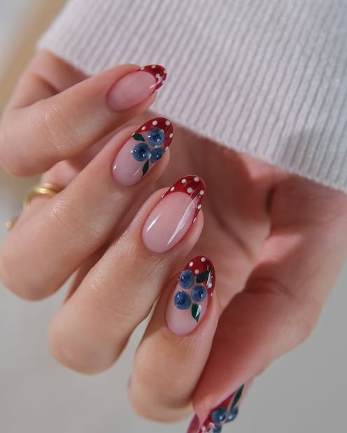 Lunares y frutas son elementos que conquistan en verano 2026. Foto: Instagram @amberjhnails