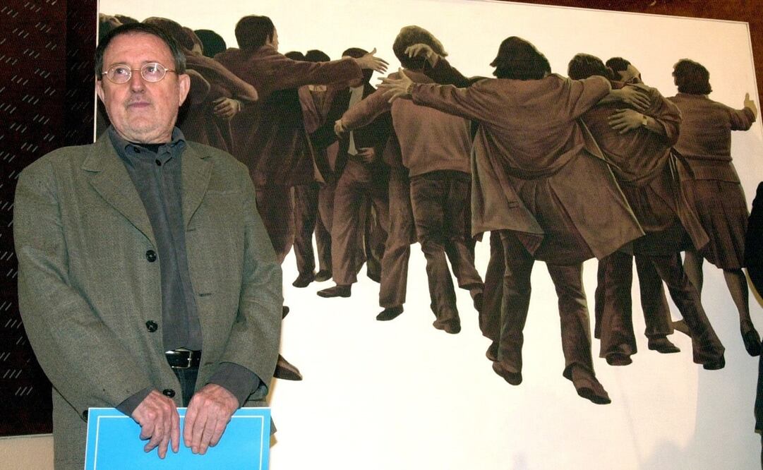 El artista valenciano Juan Genovés posando en el Museo Reina Sofía junto a su obra emblemática "El Abrazo". Foto: EFE/Bernardo Rodriguez