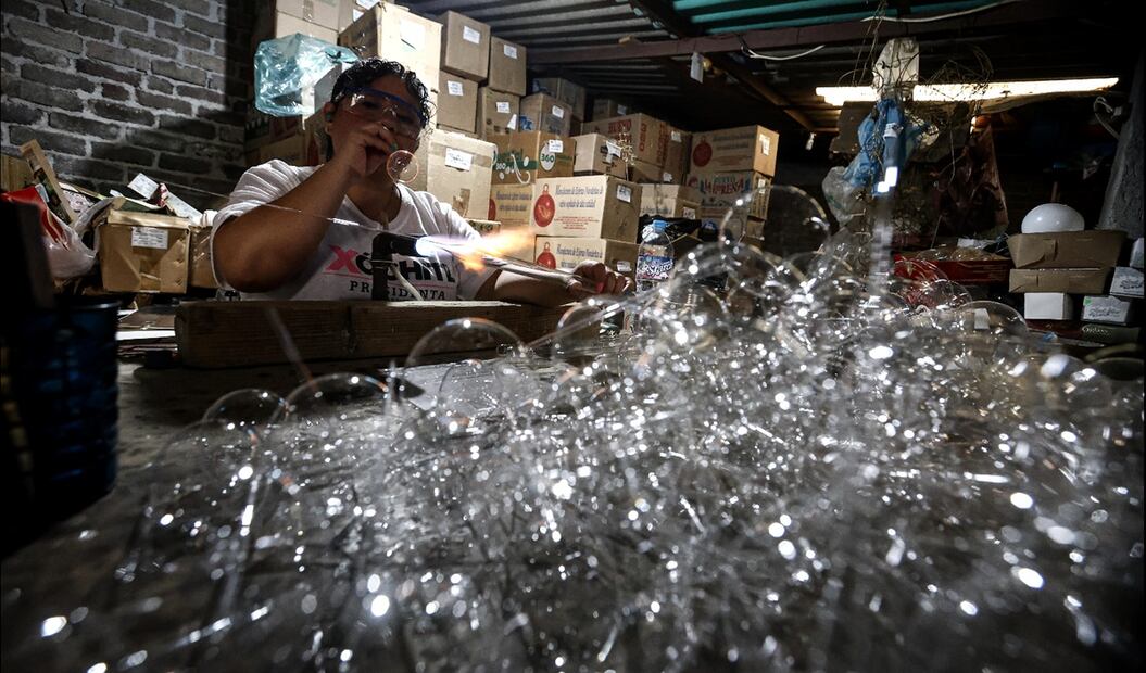 Vistiendo el mismo delantal con el que inició su negocio en el año 2000, Josefina dice que "después del 20 de noviembre a todo el mundo le apremia comprar sus esferas". Fotos: Gabriel Pano/EL UNIVERSAL