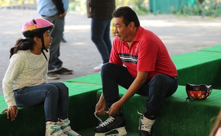 Chicos y grandes disfrutan últimos días de pistas de hielo en CDMX