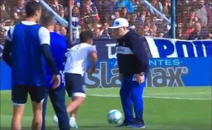 Maradona es humillado en su presentación con el Gimnasia y responde con "patadita"