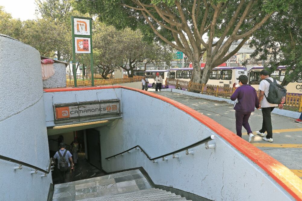 Afectados por la delincuencia utilizan las redes sociales para advertir sobre los puntos en los que han sido víctimas de robos con o sin violencia, como las inmediaciones del Metro Camarones. (IRVIN OLIVARES. EL UNIVERSAL)