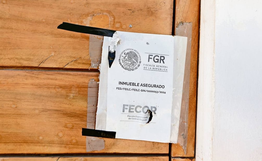 La finca se encuentra asegurada por la FGR, con sellos oficiales que indican que está bajo investigación. Foto: Valente Rosas / EL UNIVERSAL