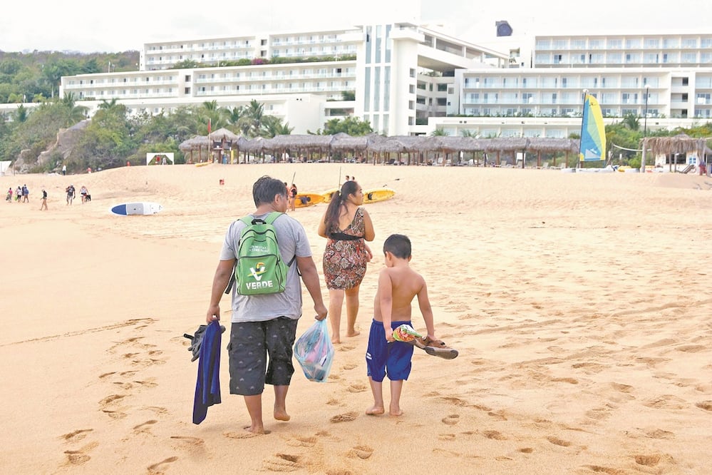 Habitantes de Huatulco esperan que con el decreto presidencial de acceso libre a playas, por lo menos, los caminos sean más “accesibles”. Fotos: EDWIN HERNÁNDEZ