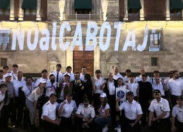 "No al CABOTAJE", proyectan pilotos aviadores en Palacio Nacional como protesta