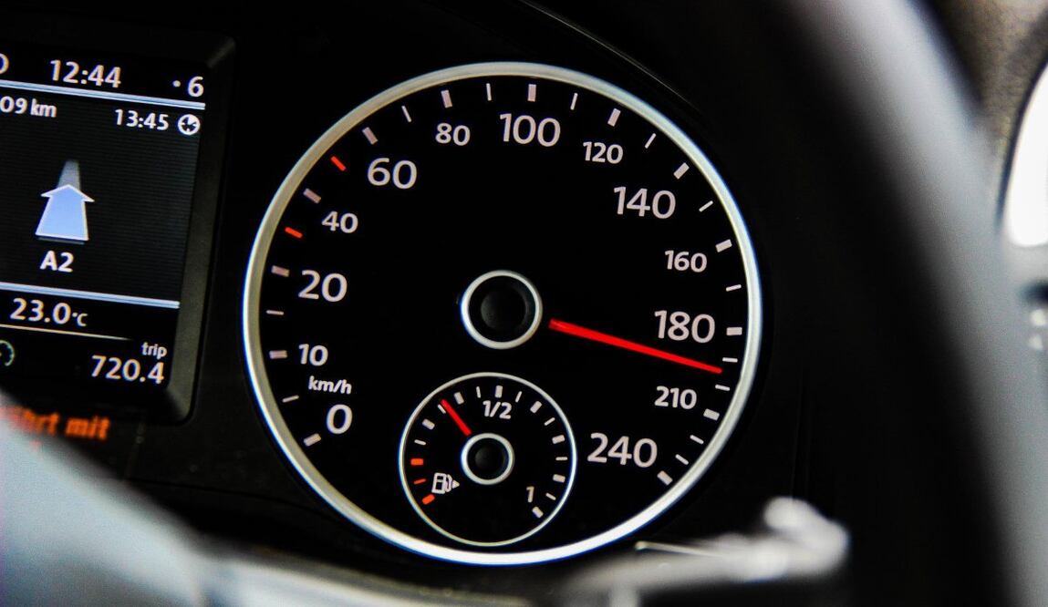 La velocidad a la que manejas tu automóvil influye en el consumo de combustible. Foto: Pixabay