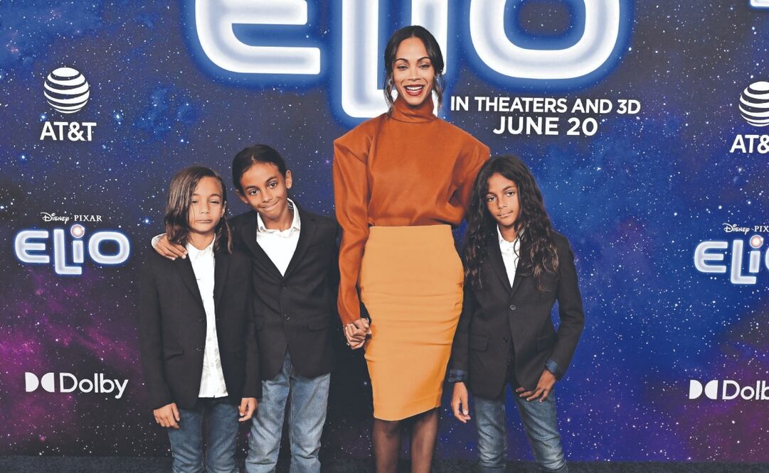 Zoe Saldaña asistió a la premier de la cinta Elio, realizada en Los Ángeles, acompañada de sus gemelos Bowie y Cy, y de Zenoto, su hijo menor. Foto: de LISA O’CONNOR. afp