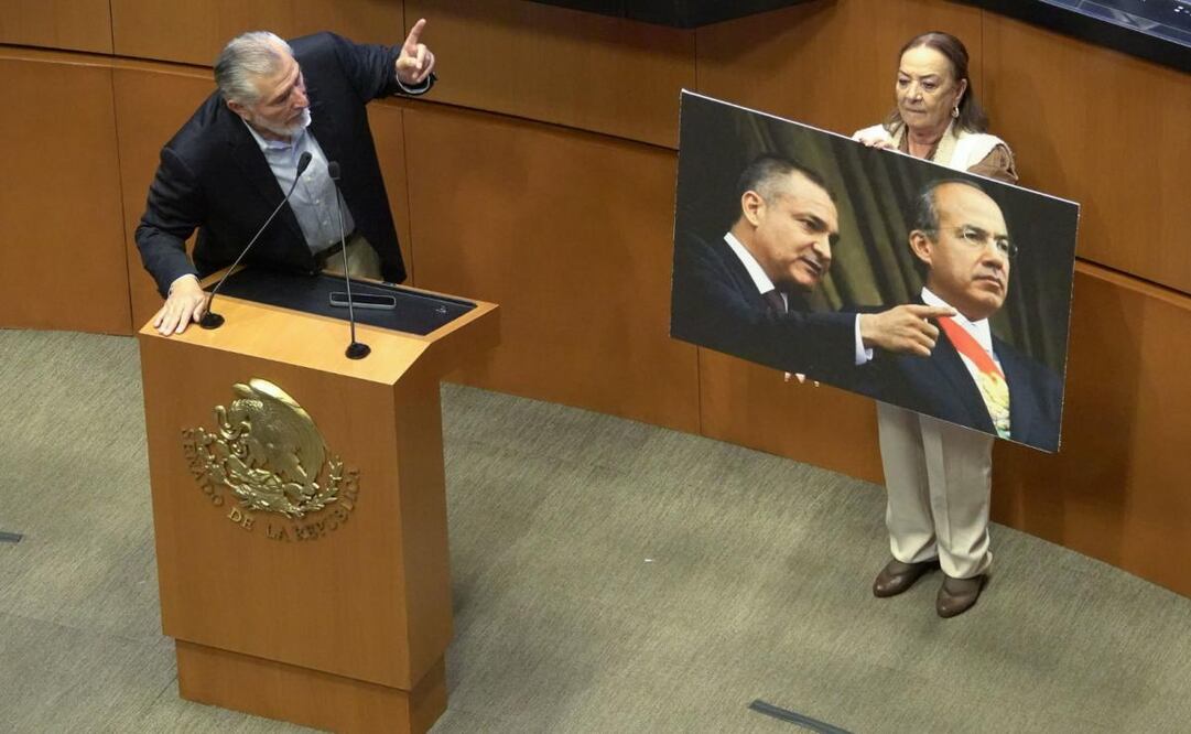 El senador Adán Augusto López muestra una foto del expresidente Felipe Calderón Hinojosa con Genaro García Luna en la sesión extraordinaria del Senado de la República en donde se discute las reformas en Telecomunicaciones (28/06/25). Foto: Rogelio Morales/Cuartoscuro