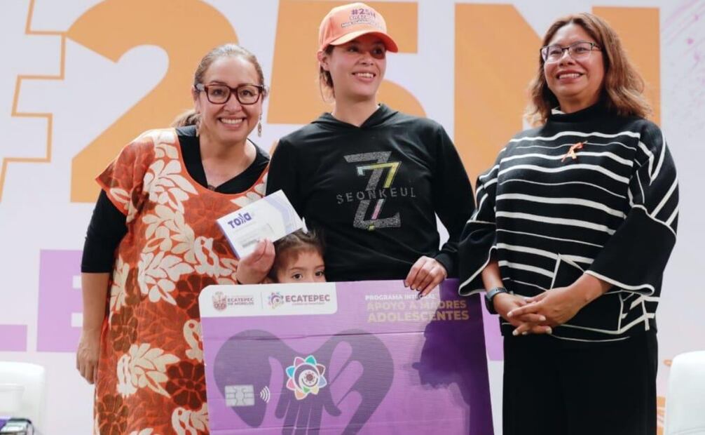 Alcaldesa de Ecatepec entrega mil tarjetas del Programa Integral de Apoyo a Madres Adolescentes.
Foto: Especial.