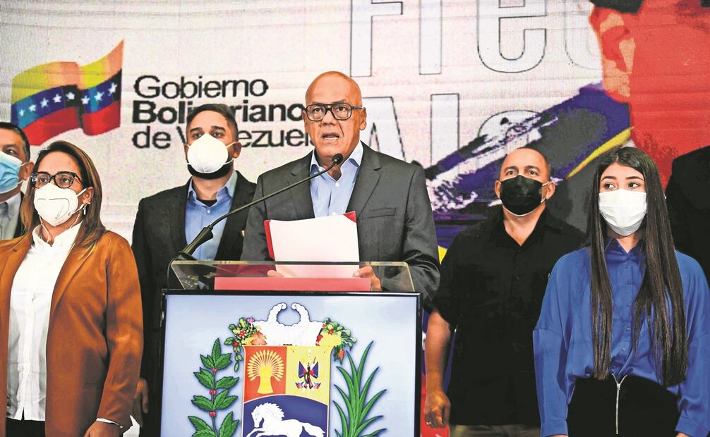 El presidente de la Asamblea Nacional de Venezuela, Jorge Rodríguez (centro), durante una conferencia en la sede legislativa en Caracas, el 16 de octubre de 2021, Foto: Jean-Francois Badias, Foto: AP