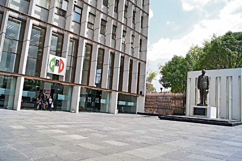 El PRI abrió el correo electrónico secretaria.juridica@pri.org.mx y el telé fo n o 5729-9600, extensión 1602, para proporcionar información sobre estos delitos (ARCHIVO. EL UNIVERSA)
