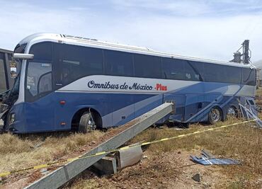 Autobús de pasajeros intenta ganarle el paso al tren, pero no lo logra; hay 8 lesionados