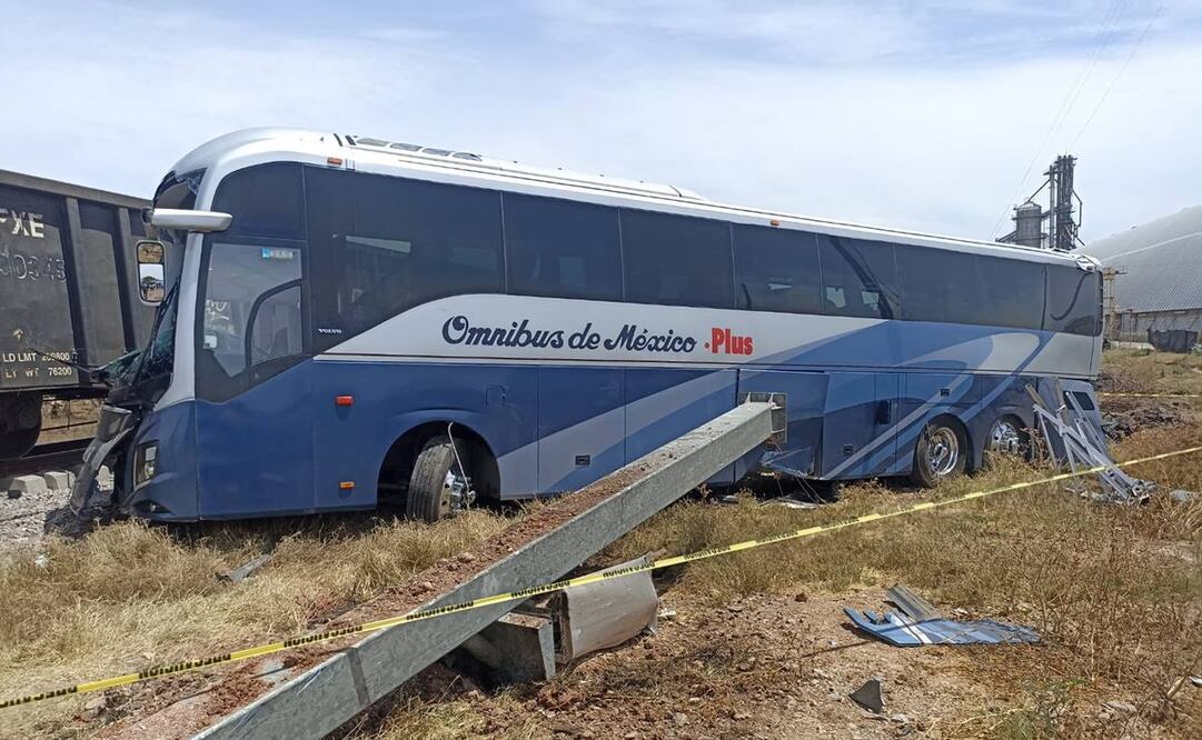 Un autobús de la línea regional de Ómnibus de México, se encontró envuelto en un accidente. Foto: Oficiales - EL UNIVERSAL