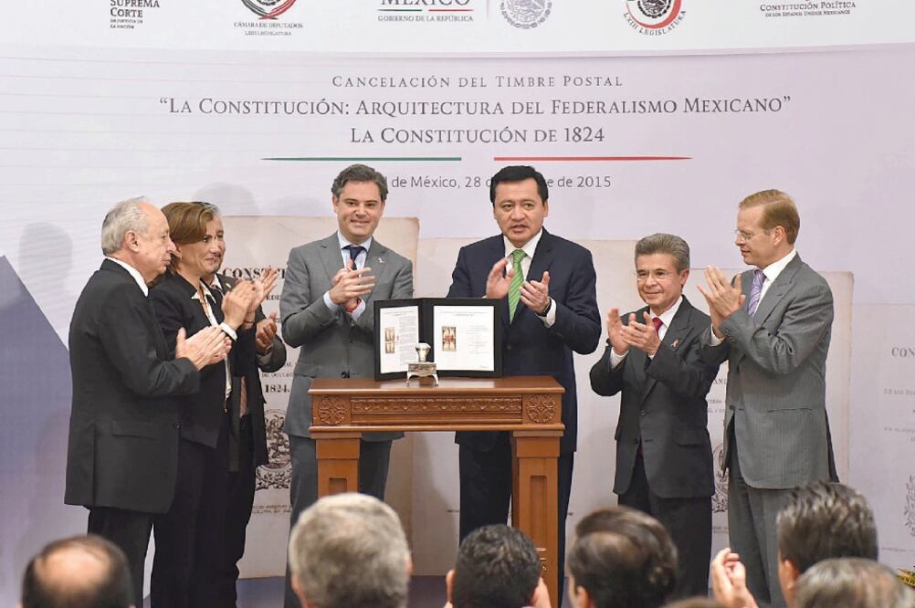 Los secretarios de Educación Pública, Aurelio Nuño Mayer, y de Gobernación, Miguel Ángel Osorio Chong, durante la presentación oficial del timbre (ESPECIAL)