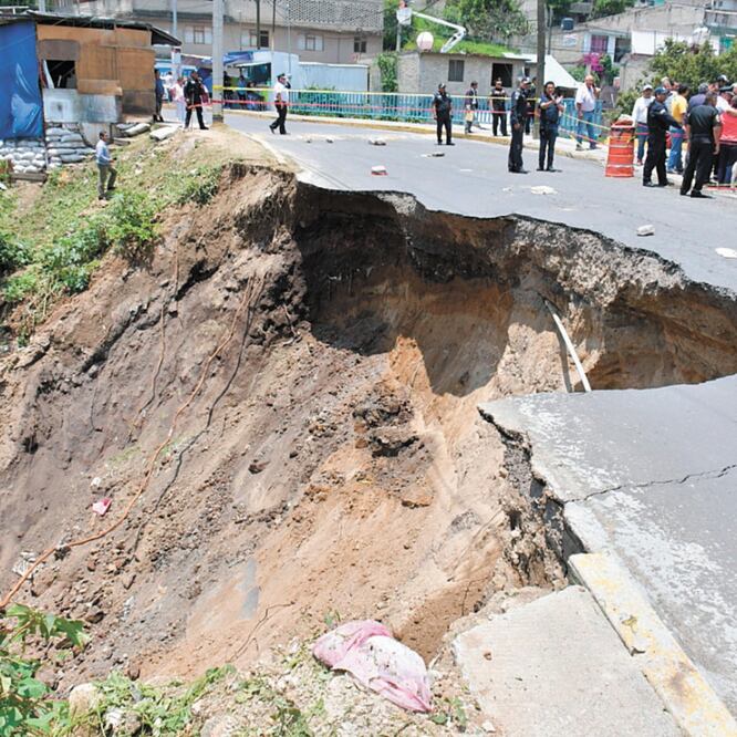 Un socavón fracturó la avenida Jalisco, donde toneladas de tierra se deslavaron en la tormenta del 8 de agosto pasado. ESPECIAL