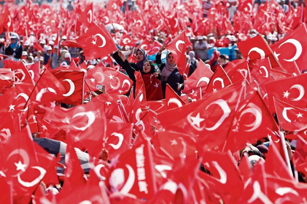 Millones de turcos se manifestaron ayer en Estambul para dar su respaldo al gobierno y contra el intento de golpe de Estado del 15 de julio pasado (SEDAT SUNA. EFE)