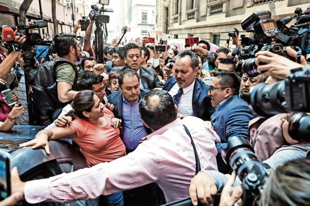 A la salida de la comparecencia, el delegado de Tláhuac caminó por la calle de Donceles entre empujones de simpatizantes y representantes de varios medios de comunicación que buscaban otra declaración suya (YADIN XOLALPA. EL UNIVERSAL)