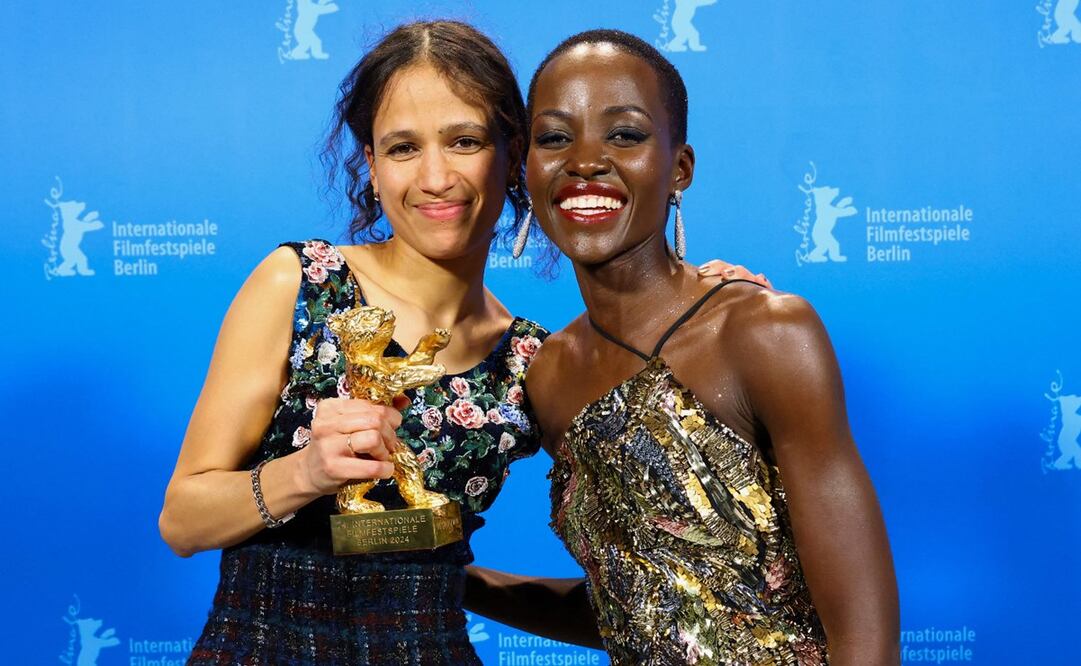 La cineasta y actriz franco-senegalesa Mati Diop posa con el Oso de Oro a la Mejor Película por la película "Dahomey" junto a la presidenta del jurado, Lupita Nyong'o. Foto: AFP.