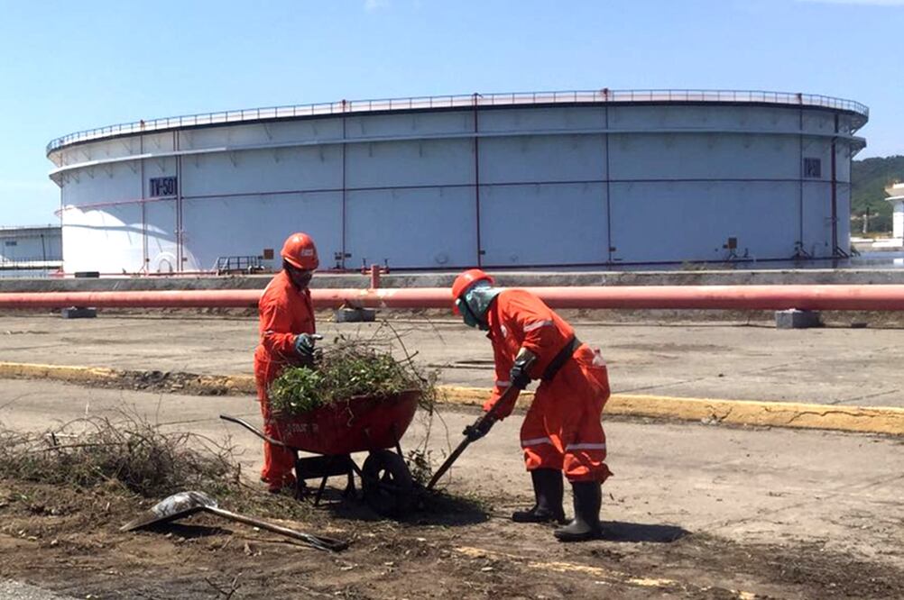 Dentro de la refinería de Salina Cruz, en especial en la zona de tanques de 500 mil barriles donde se registró el incendio, el movimiento de hombres enfundados en overoles naranjas es incesante. Foto: Especial