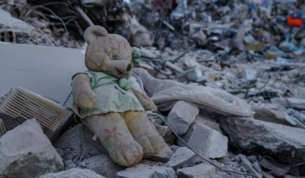 El emotivo homenaje con globos a niños que murieron en los terremotos de Turquía y Siria