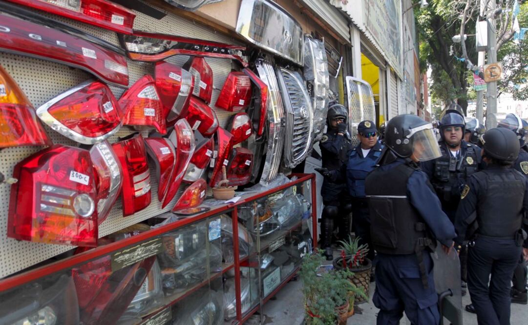 Piden inspeccionar tianguis para prevenir la compra-venta de autopartes. Foto: Archivo/El Universal