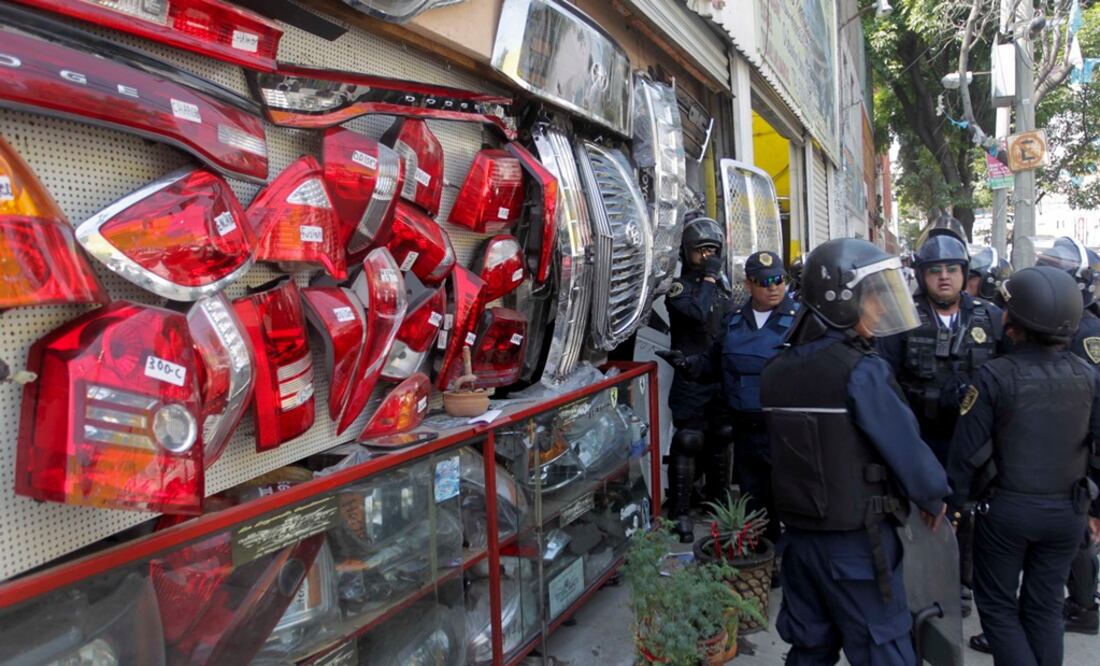 Piden inspeccionar tianguis para prevenir la compra-venta de autopartes. Foto: Archivo/El Universal