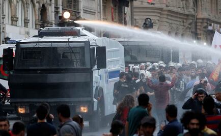 Prohíben en RU usar cañones de agua frente a disturbios