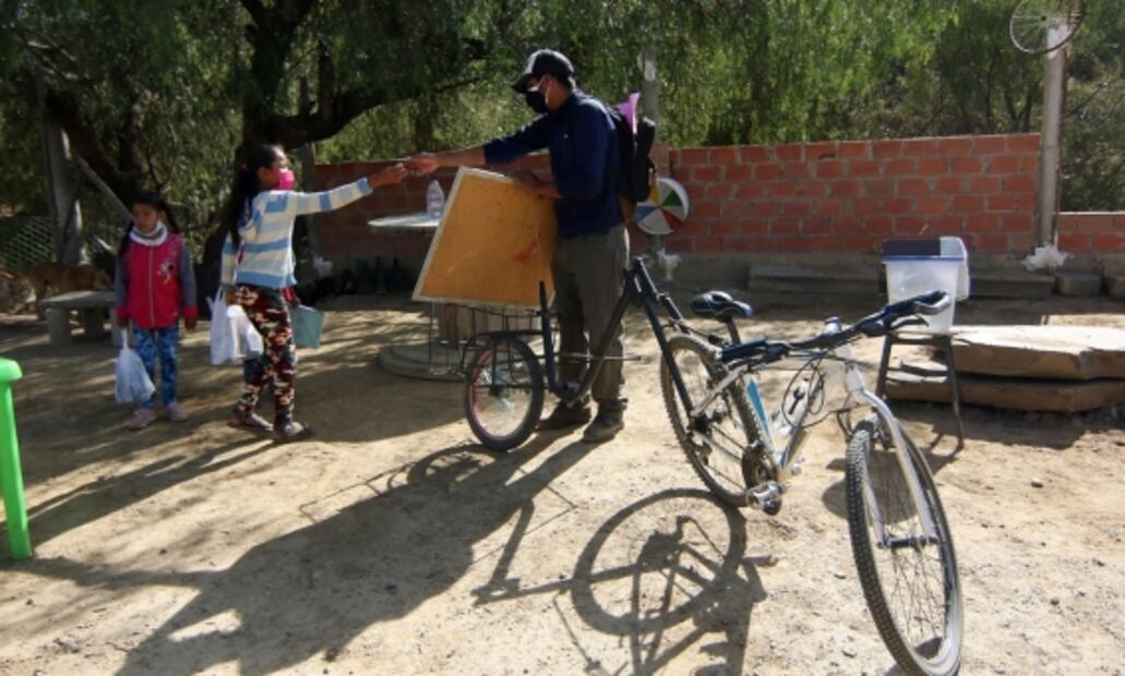 Profesor viaja en bicibleta para dar clases a sus alumnos en cuarentena por Covid-19