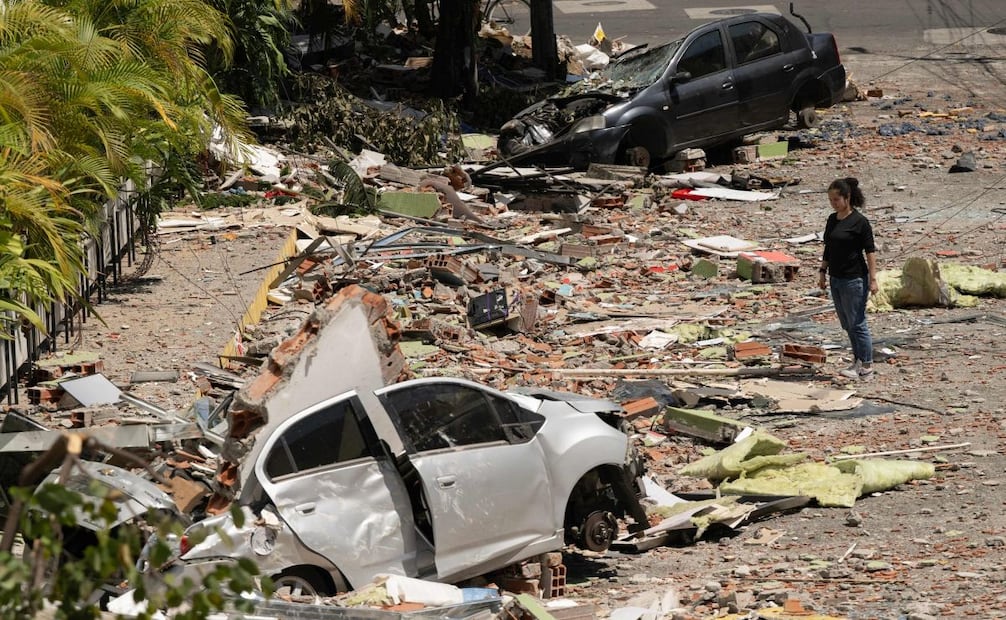 Una mujer observa vehículos destruidos tras el terremoto que afectó a la ciudad, mientras voluntarios y rescatistas remueven escombros en busca de sobrevivientes (11/08/2026). Foto: AFP