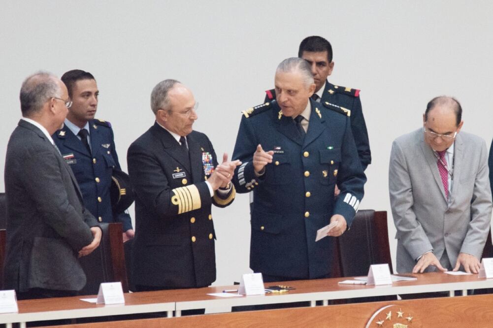 Vidal Francisco Soberón, titular de la Semar, y Salvador Cienfuegos Zepeda, de la Sedena, participaron en la inauguración del congreso (MARIO JASSO. CUARTOSCURO)