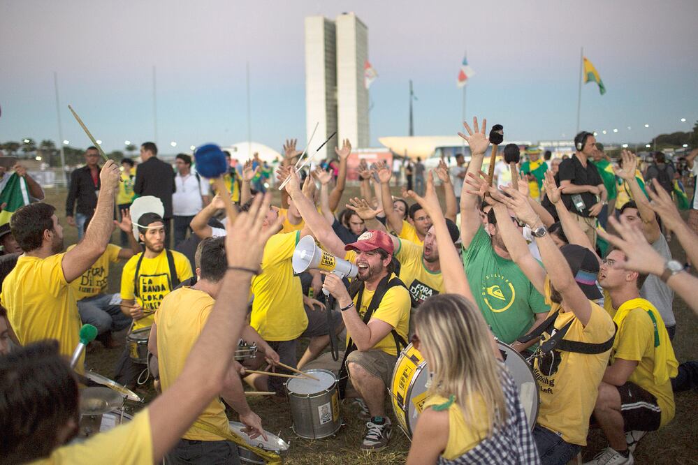 Manifestantes antigubernamentales se reunieron desde ayer afuera del Congreso, a la espera de que hoy se decida si avanza el juicio político contra Dilma (FELIPE DANA. AP)